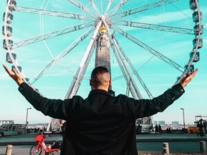 How to Identify Manipulation in a Relationship Image